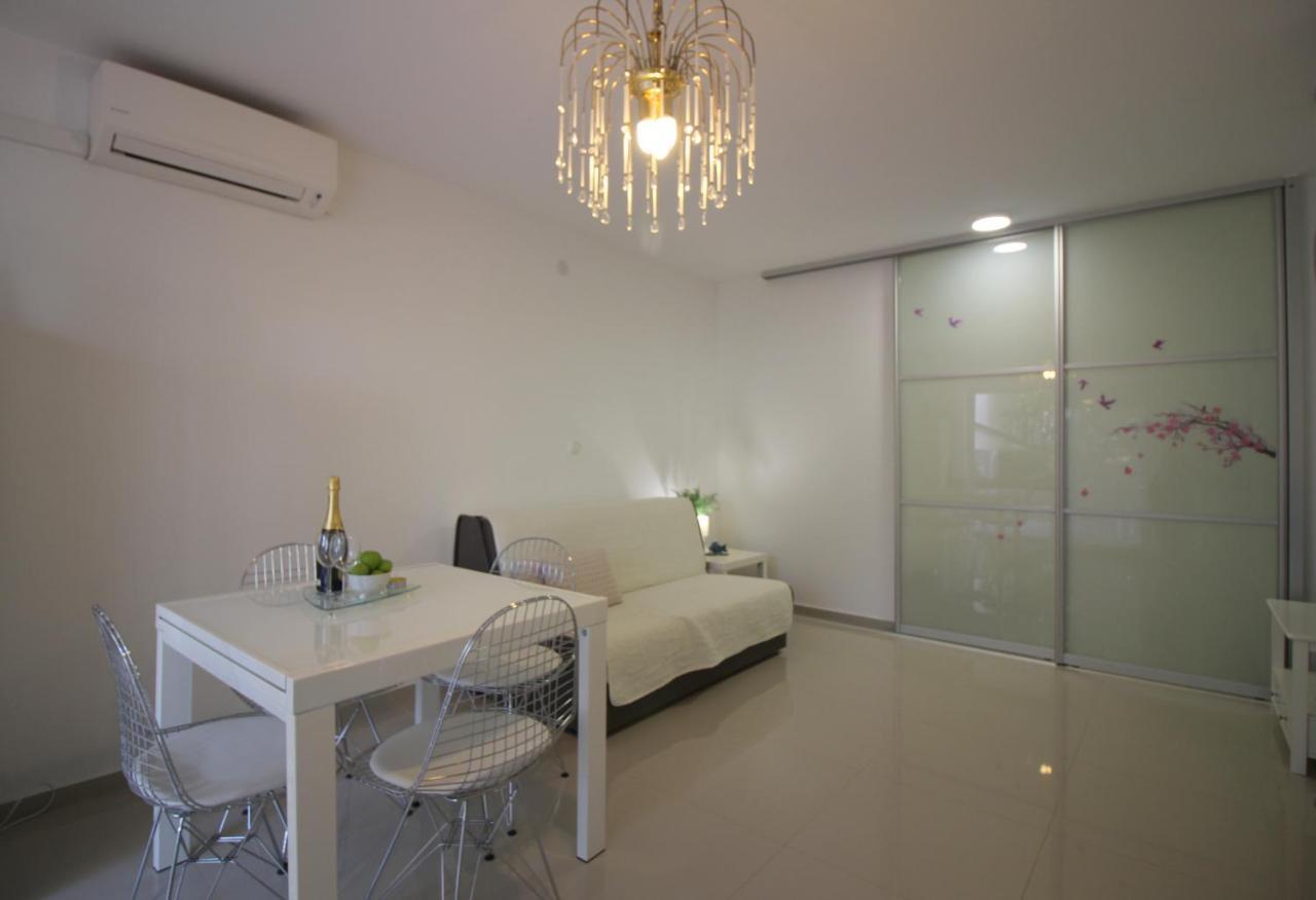 Modern Apartment Zen With Private Garden ポレッチ エクステリア 写真