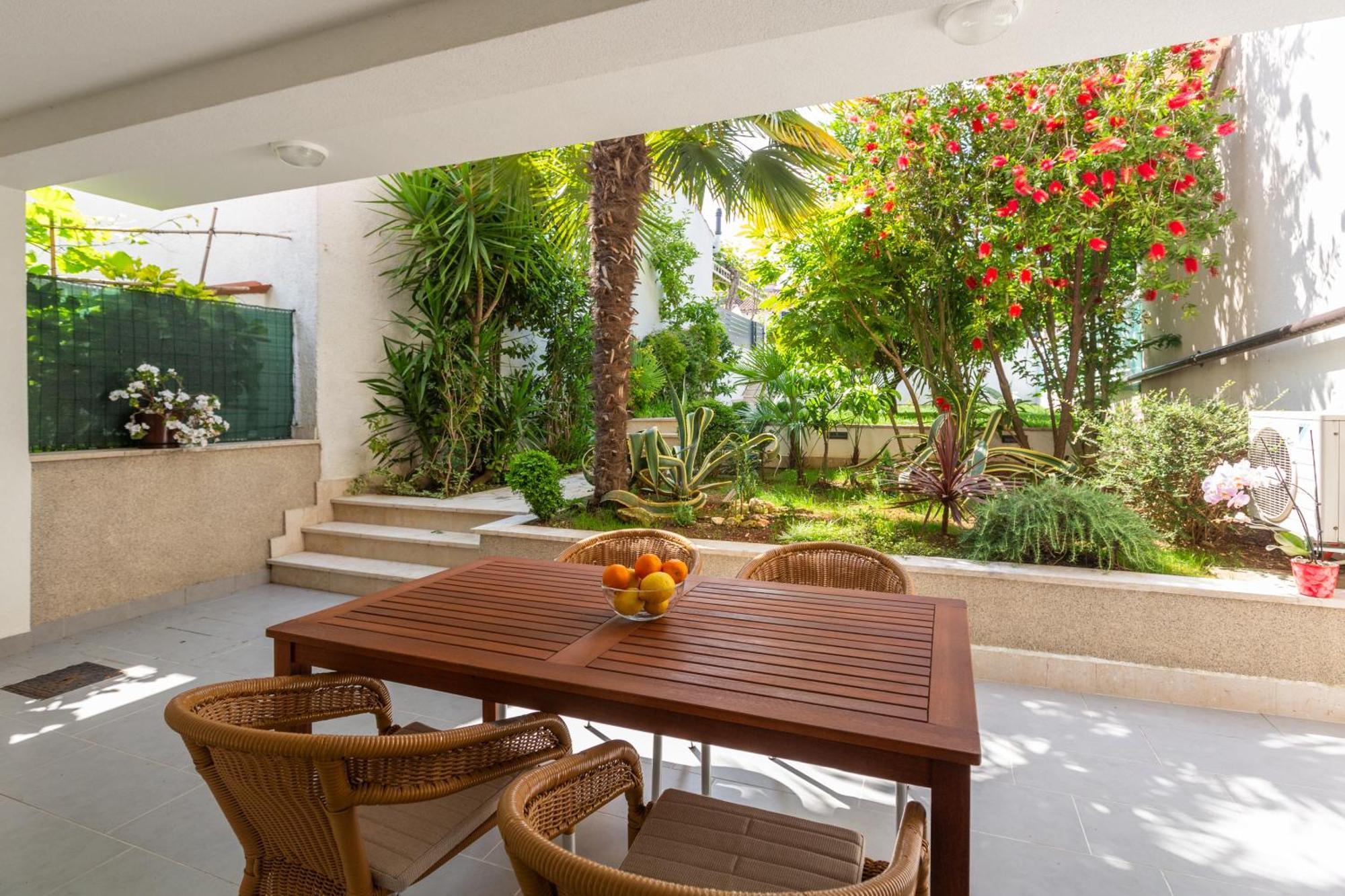 Modern Apartment Zen With Private Garden ポレッチ エクステリア 写真