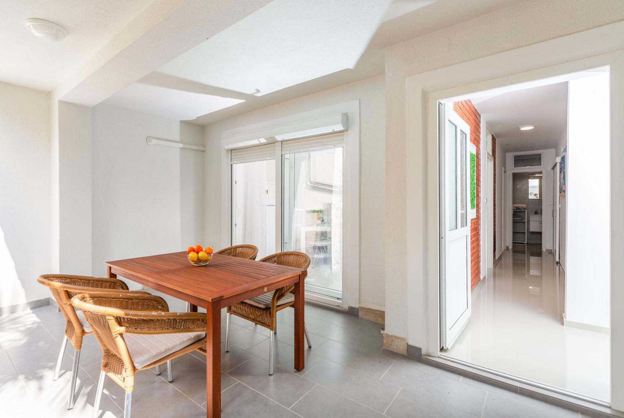 Modern Apartment Zen With Private Garden ポレッチ エクステリア 写真