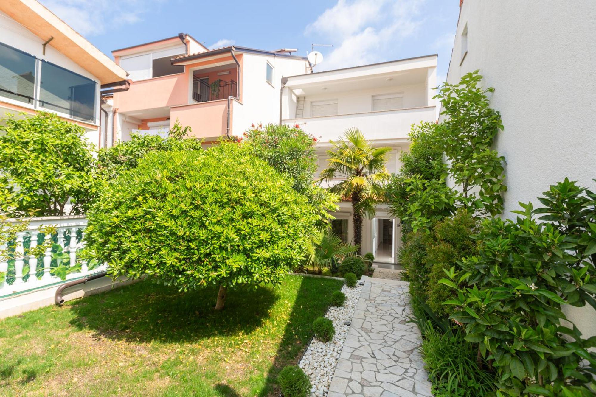 Modern Apartment Zen With Private Garden ポレッチ エクステリア 写真