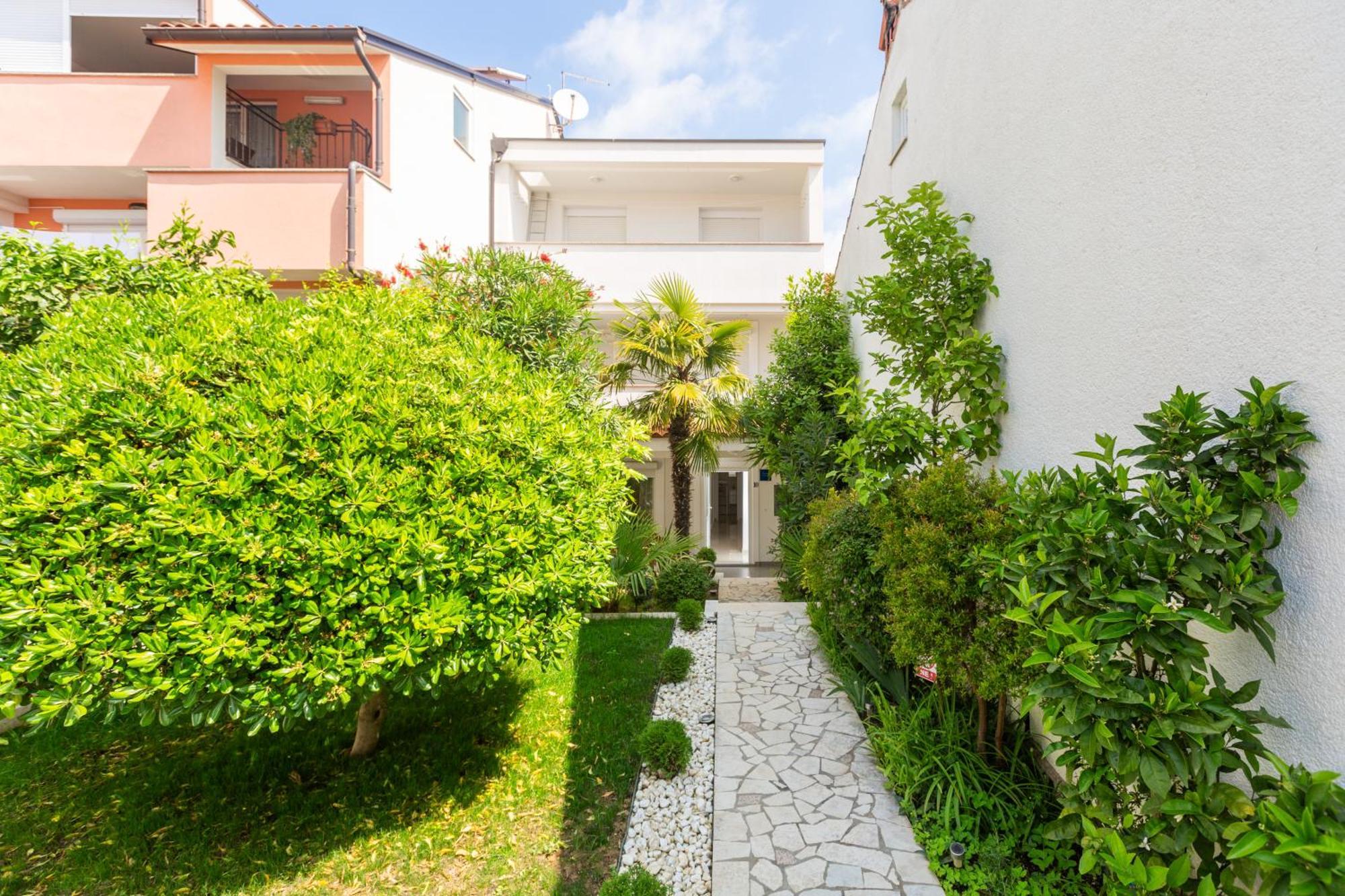 Modern Apartment Zen With Private Garden ポレッチ エクステリア 写真